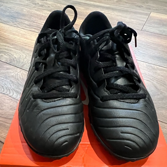 { nike} Kids' JR Legend 10 Club Turf Soccer Cleats, 3.5y - Picture 2 of 5